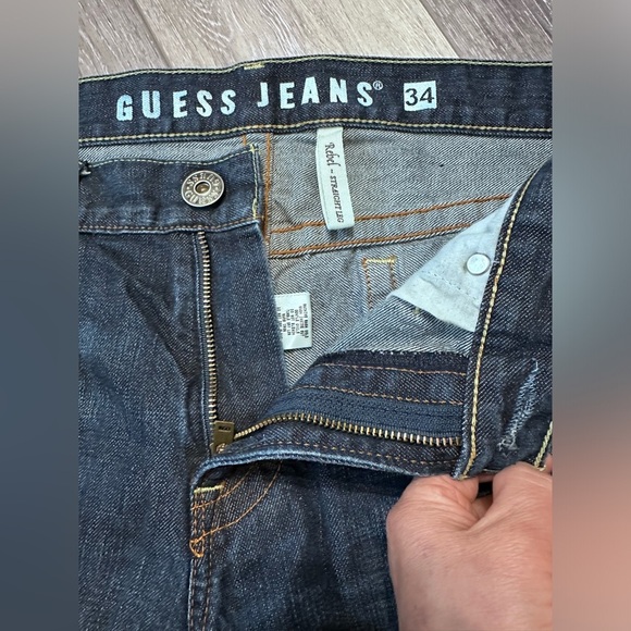 🛍️ Guess 2 1/2 inch Jean shorts size 34 stretch - Picture 2 of 6